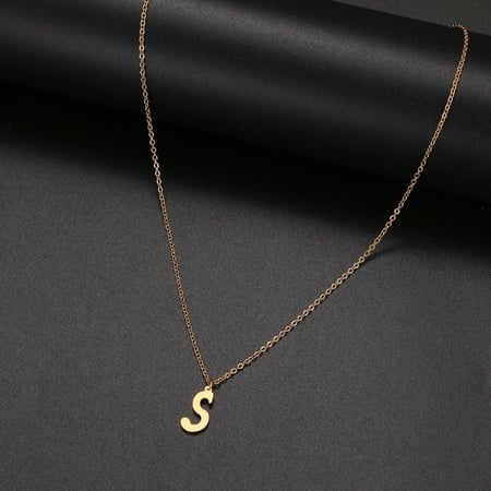 قلادة حروف ذهبية