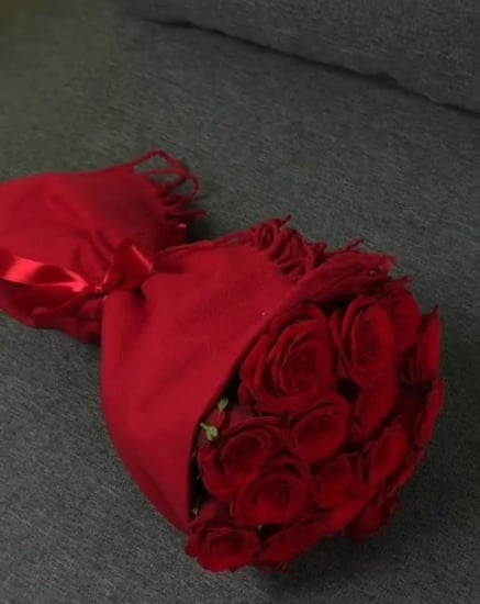 سكارف mikasa مع باقه ورد