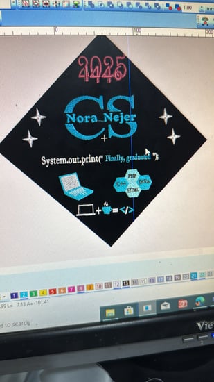 قبعات تخرج تطريز مع شعار الجامعة تصميم حسب اختياركم