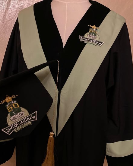 عبايات تخرج جامعة مع قبعات تخرج تطريز وتصميم حسب اختياركم
