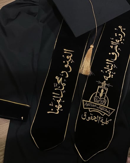 2026 طلب مستعجل مع عبارات تخرج خلف الوشاح مع تطريز قبعة تطريز وتصميم حسب اختياركم