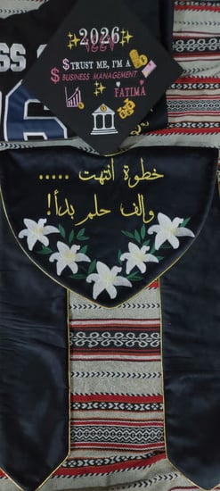 وشاح مع قبعة تخرج تطريز حسب الطلب