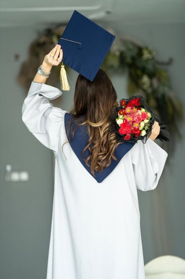 عباية تخرج 2026 مع بروش مجاني