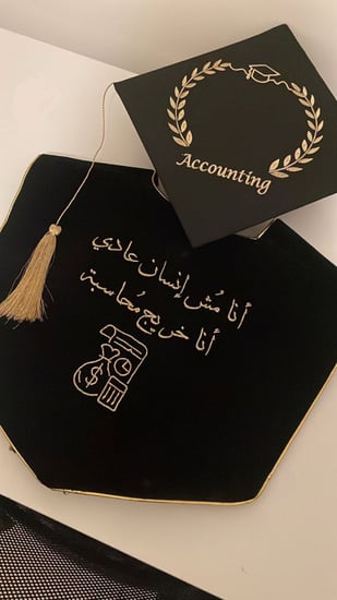 2026 طلب مستعجل مع عبارات تخرج خلف الوشاح مع تطريز قبعة تطريز وتصميم حسب اختياركم