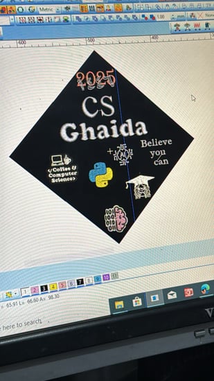 قبعات تخرج تطريز مع شعار الجامعة تصميم حسب اختياركم