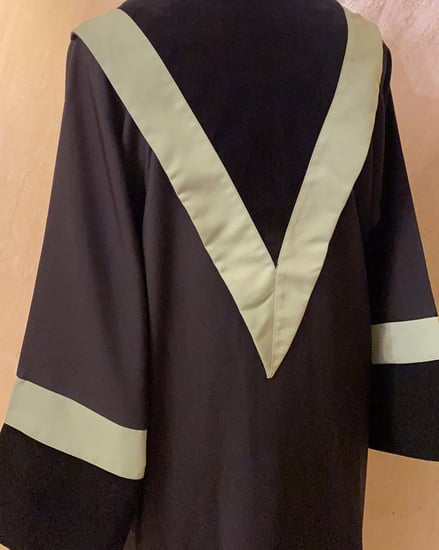 عبايات تخرج جامعة مع قبعات تخرج تطريز وتصميم حسب اختياركم