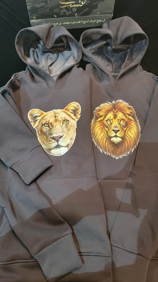 بلوفر شتوي كابلز رسمة أسد مع عبارة مخفية