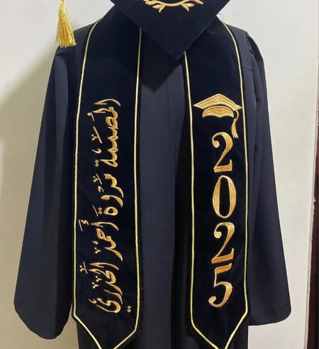 عبايات تخرج  أنيقة: تصميم بسيط بلون محايد مع قصّة مريحة.