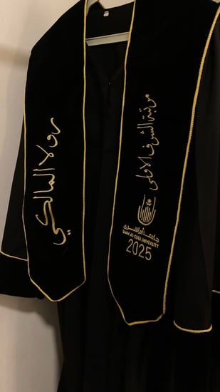 روب تخرج مع قبعة تطريز  مع عبارات خلف الوشام وتطريز تصميم حسب اختياركم