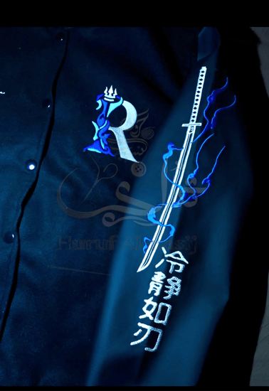 جاكيت قطن بأكمام جلد وتطريز يناسب حفل التخرج.