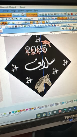 قبعات تخرج تطريز مع شعار الجامعة تصميم حسب اختياركم