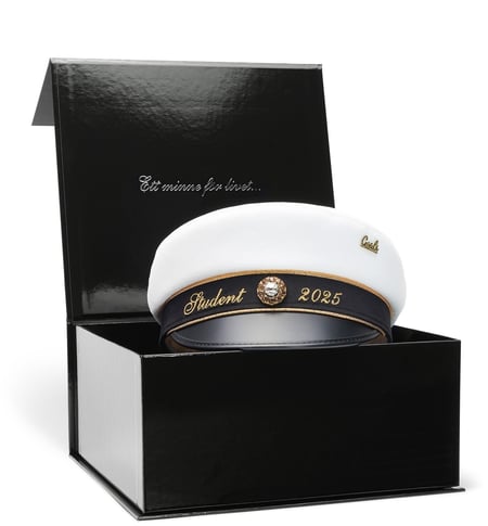 قبعات تخرج سويدية مع بروش تخرج ب الاسم مطلي ذهب  تخرج