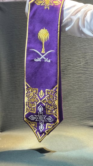 احتفل باليوم الوطني السعودي 95 مع وشاح أنيق من "حروف النسيج"، يعكس قيم الانتماء والاعتزاز بالهوية