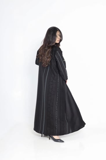 عباية نسائية سوداء جاكار