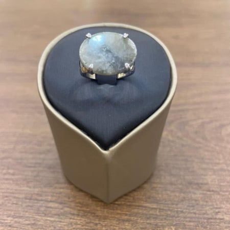 خاتم فضة بحجر بيضاوي رمادي شفاف بتصميم أنيق يبرز جمال الحجر الطبيعي