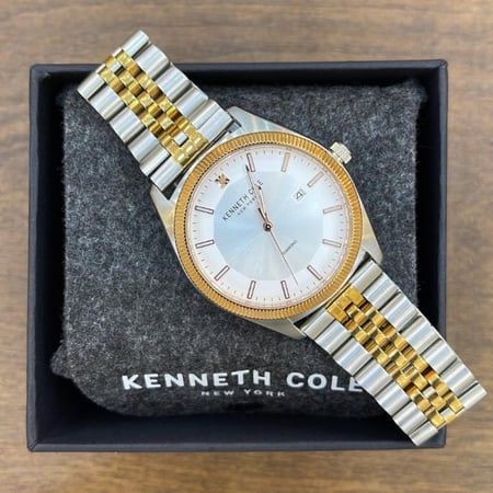 ساعة رجالية كينيث كول فضية وذهبية تعرض التاريخ تصميم أنيق كلاسيكي