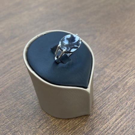 خاتم فضة عيار 925 بحجر بيضاوي بتدرجات بيضاء وسوداء تصميم فريد وأنيق