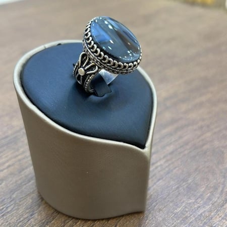 تفاصيل دقيقة وزخارف فضية تعزز من فخامة خاتم العقيق اليماني الأنيق