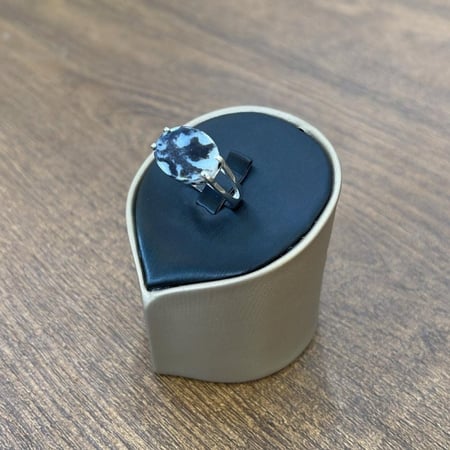 خاتم فضة عيار 925 بحجر بيضاوي بتدرجات بيضاء وسوداء تصميم فريد وأنيق