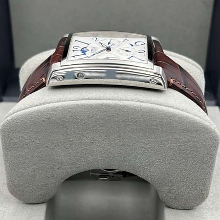 ساعة Oris Rectangular مع ميناء أبيض وأرقام زرقاء كبيرة وسوار جلد بني ف