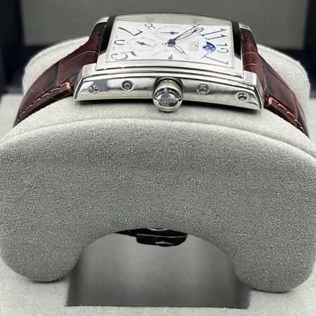 تصميم جانبي لساعة Oris Rectangular يعرض الإطار المعدني وحركة أوتوماتيك