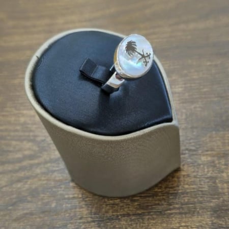 خاتم فضة ملكي بتصميم بيضاوي مع حجر صدف لامع ونقش نخلة وسيفين متقاطعين