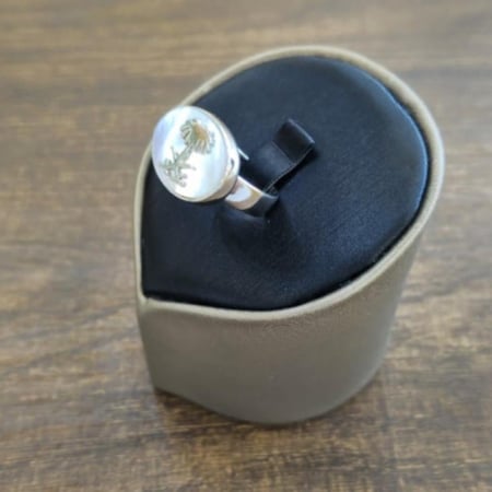 خاتم فضة ملكي بتصميم بيضاوي مع حجر صدف لامع ونقش نخلة وسيفين متقاطعين