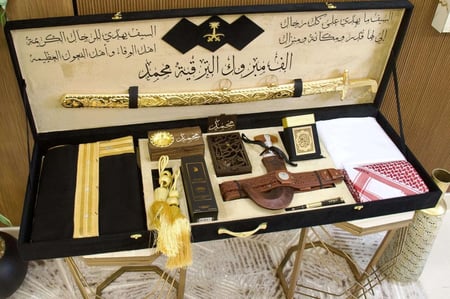 هدايا تخرج رجالي بوكسات افكار هدية رجاليه ترقيه بشت حساوي شماغ قماش
