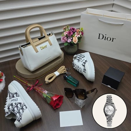 هدايا نسائية ماركة ديور شوز وشنطة