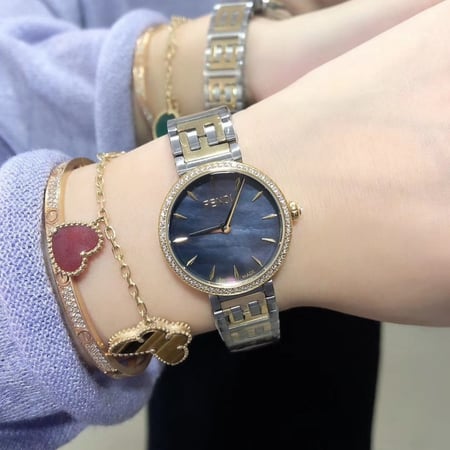 ساعه فندي نسائي