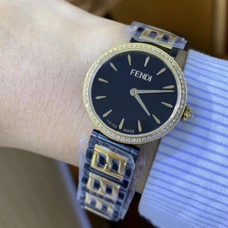 ساعه فندي نسائي