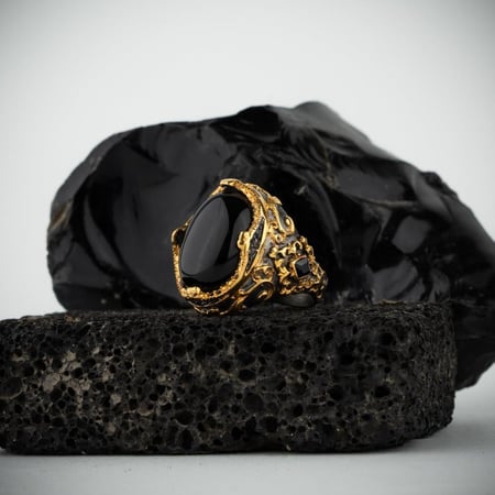 خاتم فاخر مرصع بحجر عقيق راقي ومصاغ بنقش هندسي مميز من الفضة الخالصة