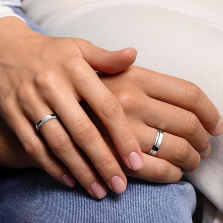 زوج دبلتين رجاليه ونسائيه راقيه فضه خالصه مطعمه بفصوص سوارفيسكي مميزة
