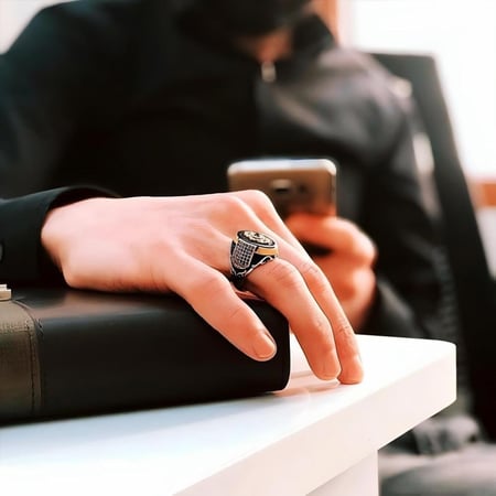 خاتم راقي من الفضة الخالصة مصاغة بنقش مميز ومرصع بحجر عقيق وفصوص زركون أنيقة