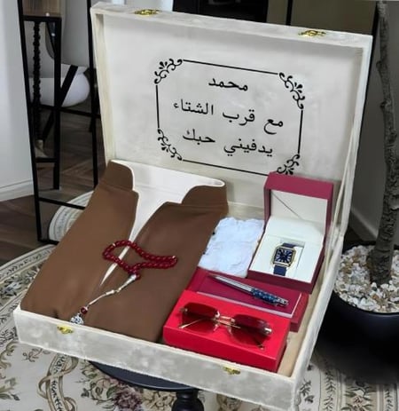 بوكس هدايا رجالي فاخر يحتوي على ساعة ونظارة ومسبحة وقلم بتغليف أنيق