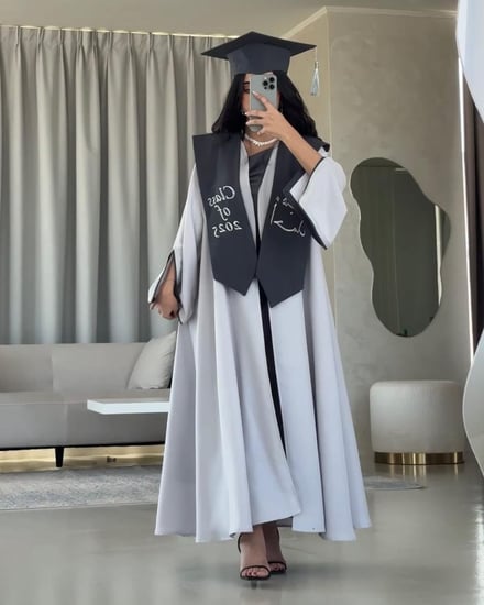 روب تخرج رمادي أنيق وفاخر يناسب حفلات التخرج