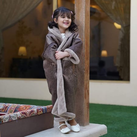 فروه شتويه للاطفال كلاسيك بني ناعم مع خيار تطريز الاسم أنيقة وفاخرة