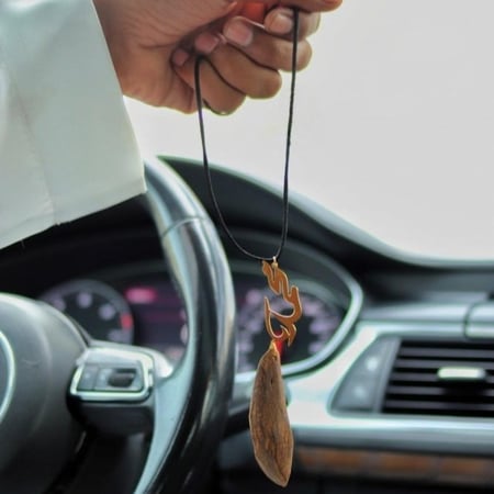 تعليقه سياره بالاسم