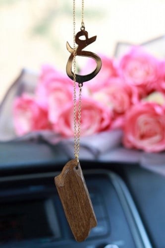 تعليقة بالحرف وكسرة عود للسيارة بالاسم