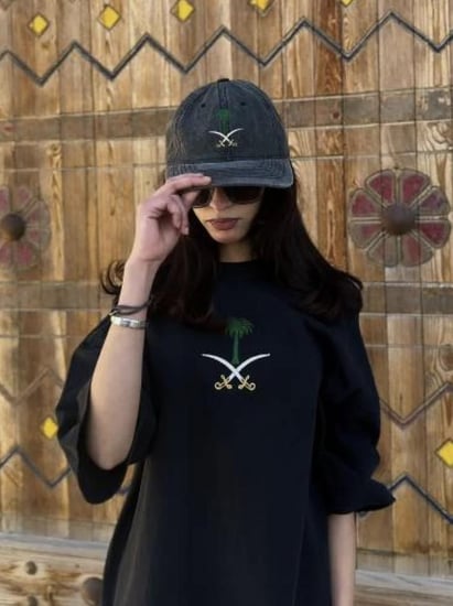 تيشرت القائد مطرز سيفين ونخلة وخريطة المملكة مناسب للرجال والنساء