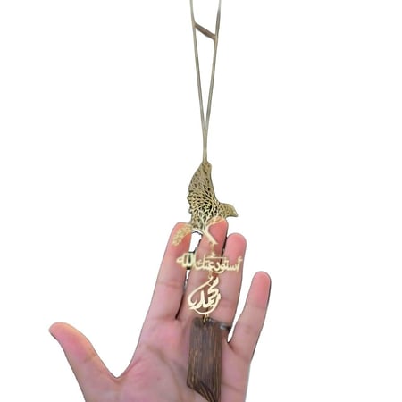 تعليقة سيارة مخصصة بالاسم بتصميم أنيق وفخم معلقة على مرآة داخلية