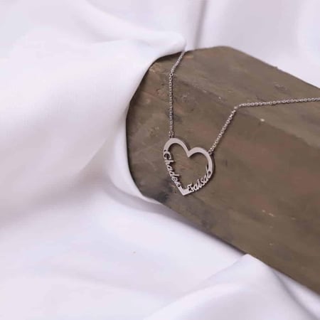 سلسال رقبة بتصميم اسمين داخل قلب