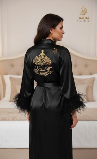 روب عروسة مع ريش شامل التطريز الاسم والتاريخ حسب الطلب المقاسات متوفرة كامله