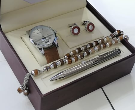 طقم رجالي ساعة وكبك وقلم ومسبحة مع علبة فخمة.28