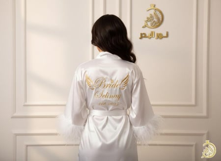 روب عروسة مع ريش شامل التطريز الاسم والتاريخ حسب الطلب المقاسات متوفرة كامله