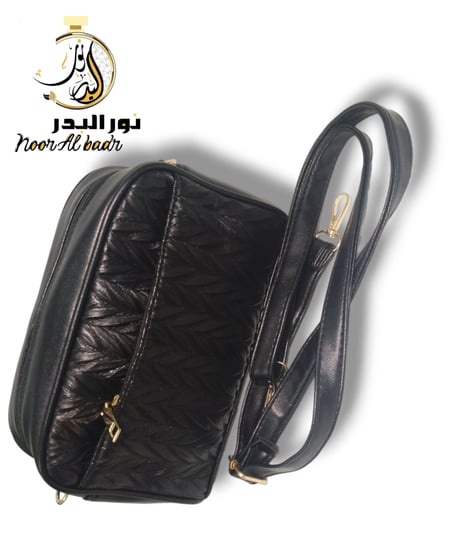 شنطة نسائية لون اسود لمعة حجم صغير-002