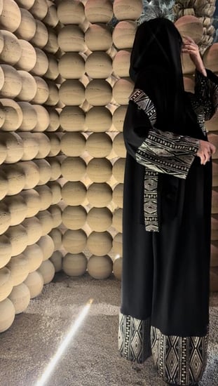 عباية لينن أسود نص كلوش تطريز ذهبي