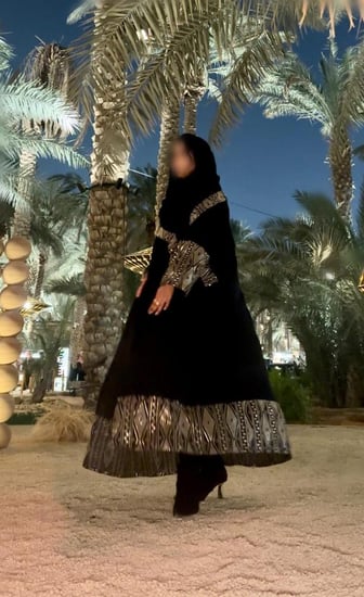 عباية لينن أسود نص كلوش تطريز ذهبي