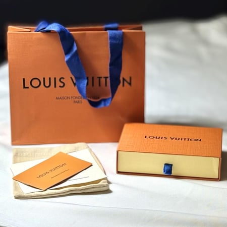 اسوارة لويس فيتون LV - شامل الملحقات