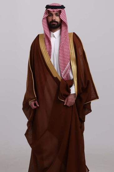 صورة بشت اشقر أنيق يعبر عن الأصالة العربية العريقة